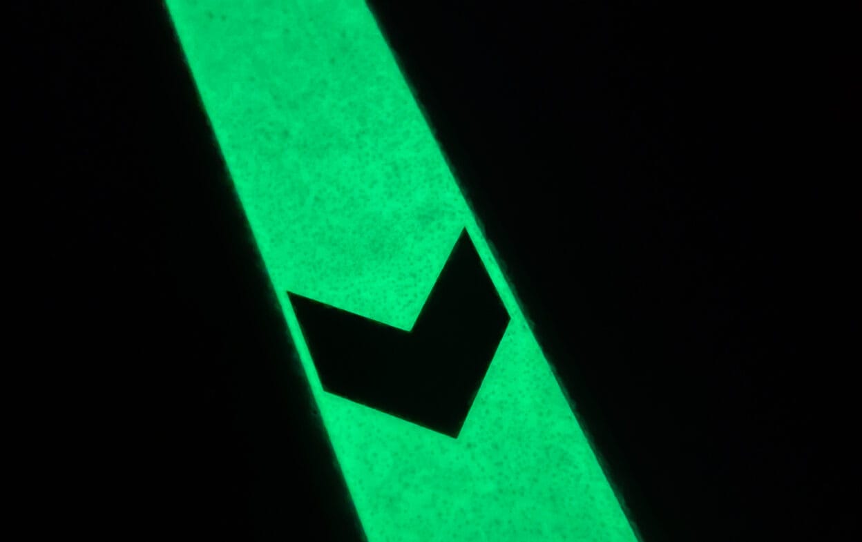 Efterlysande vägvisare GL-444 - Glow in the dark - Aluminiumprofil 50mm med pilar