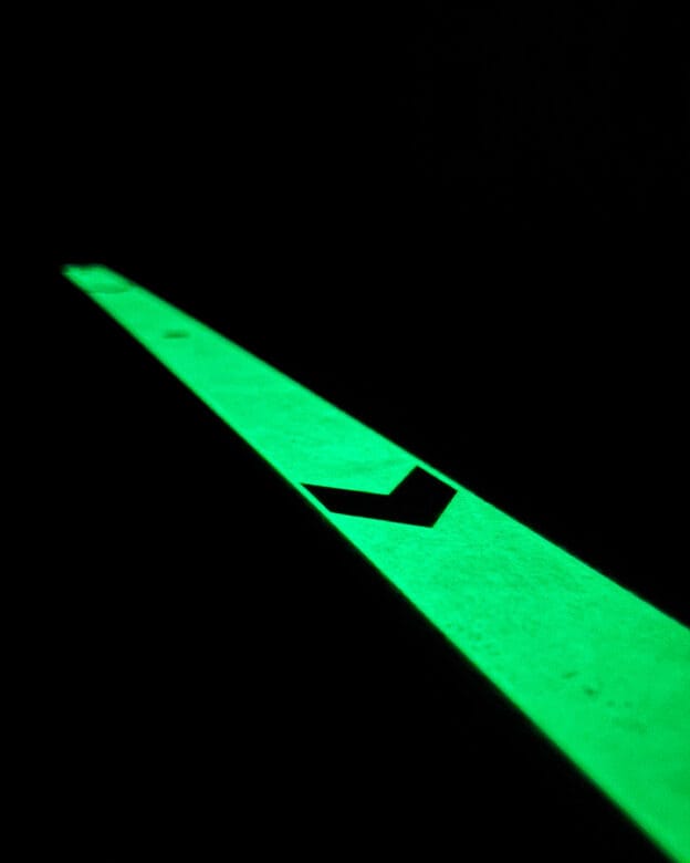 Efterlysande vägvisare GL-444 - Glow in the dark - Aluminiumprofil 50mm med pilar
