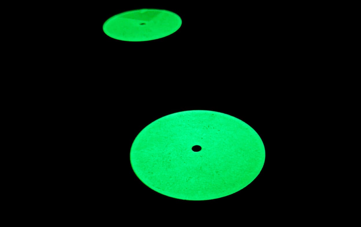 Efterlysande markering GL-111 - Cirkel ø100mm - Aluminium med skruvhål