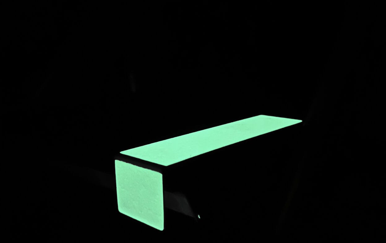 Efterlysande kantprofil GL-222 - Glow in the dark för trappor - 3M-tejp