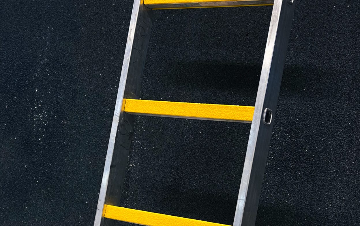 Stegprofil LR-400 - Halksäkra stegpinnar i glasfiber - Halksäker yta