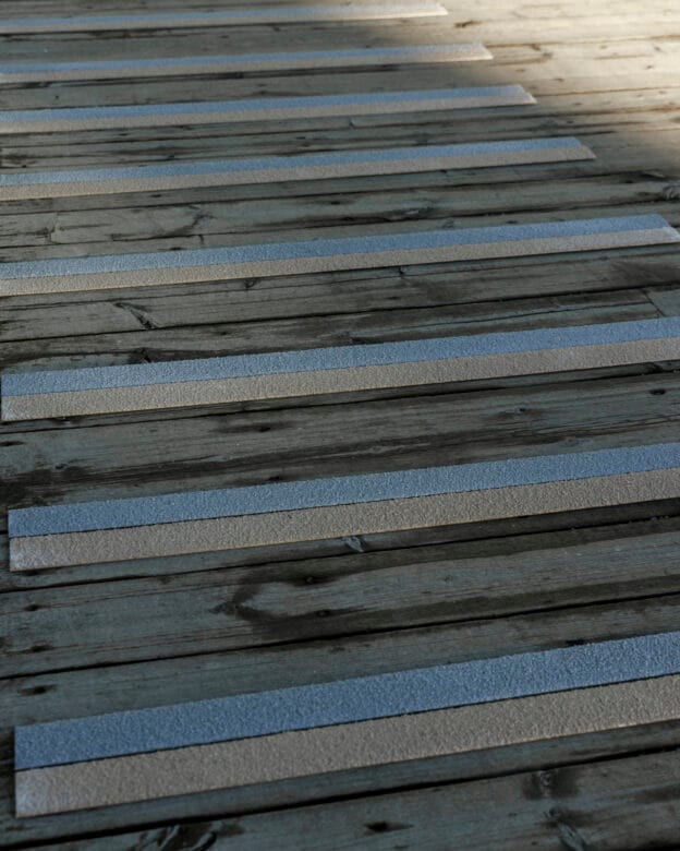Halkskyddslist IDUN - Halksäkra lister i glasfiber - Halkskydd för brygga, ramp, gångväg i trä - 50mm