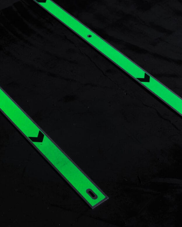 Efterlysande vägvisare GL-444 - Glow in the dark - Aluminiumprofil 50mm med pilar