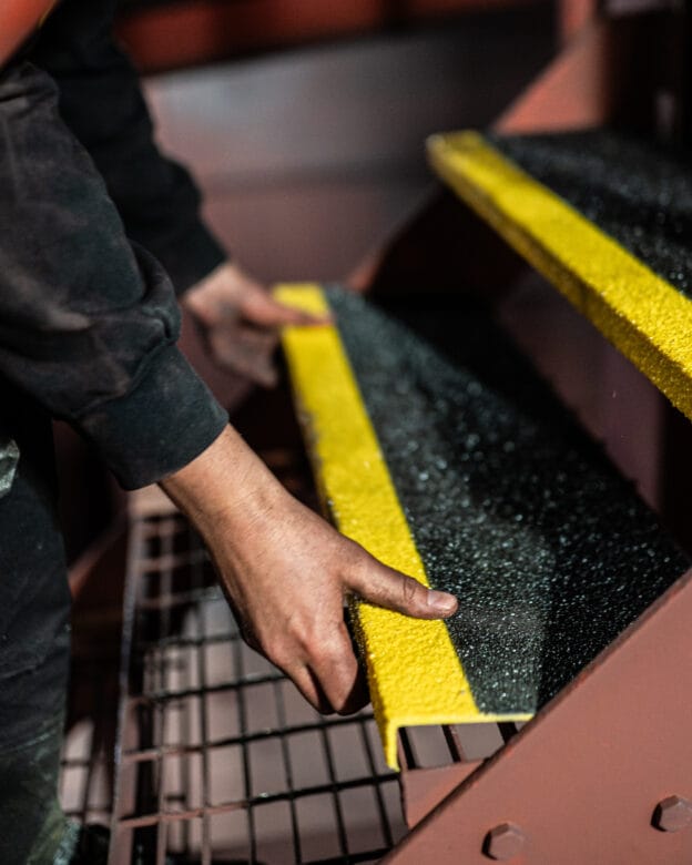 Trappsteg ST-200 - Trappsteg i glasfiber med halksäker yta - Svart med gul nos - Heavy Duty