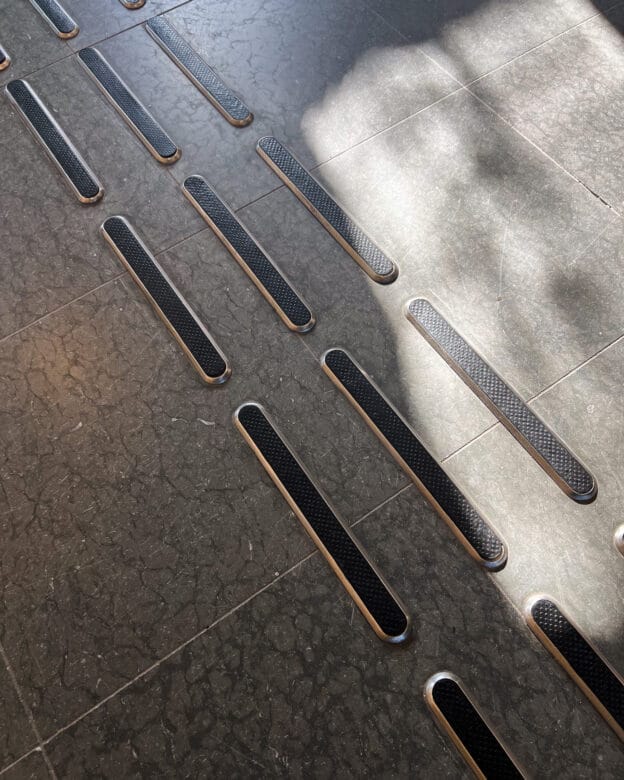 Ledstråk KÅBO - Rostfritt stål med ilägg - Taktila ledstavar och stoppmarkeringar - svart och vit