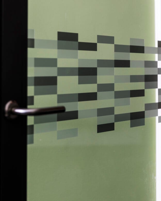 Skräddarsydd kontrastmarkering i vinyl - Fönster och glas - egen design