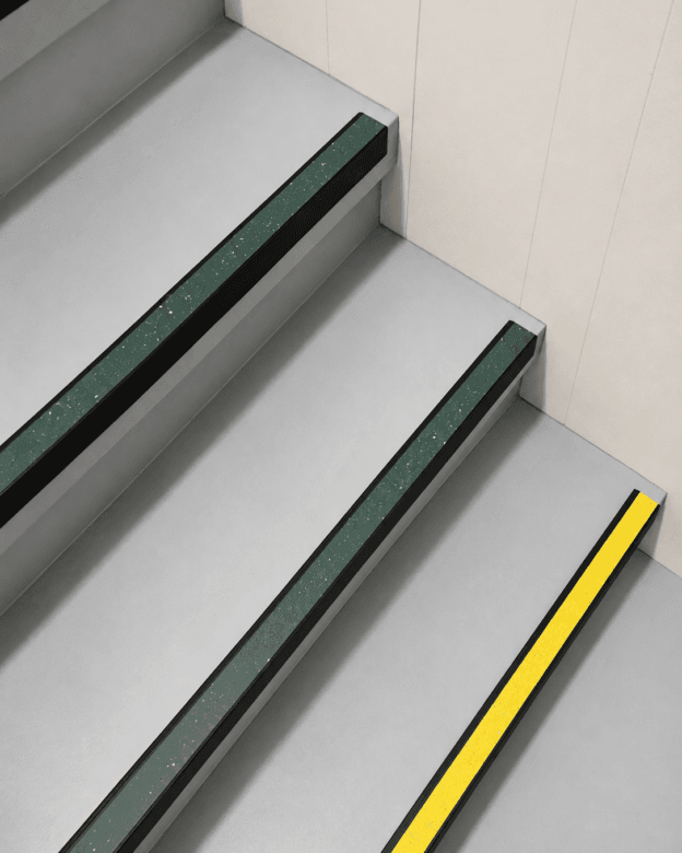 Kontrastlist EKEBY - Trappnoslist aluminium med färgade ilägg - inomhusbruk
